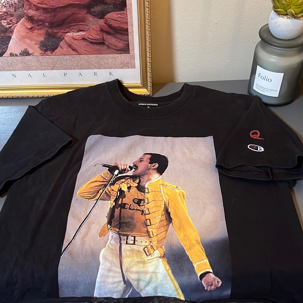 QUEEN Graphic Cropped T-shirt